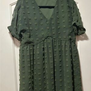 Lined green dress with texture